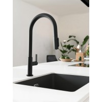 Трипътен комбиниран кухненски смесител FRANKE Maris Slim Clear Water J PVD GOLD с изтеглящ душ, 360° въртене, ламинарен аератор и отделен поток за филтрирана вода.